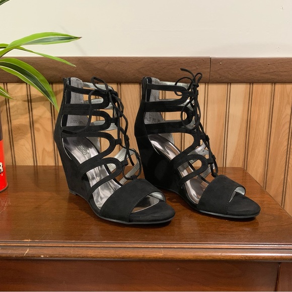 NIB Carlos Madelyn Black Strappy Lace Up Wedge Heel Sandal (9.5) - Picture 2 of 9